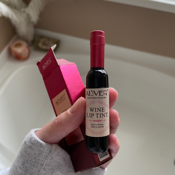 Wine lip tint - Picture 2 of 3